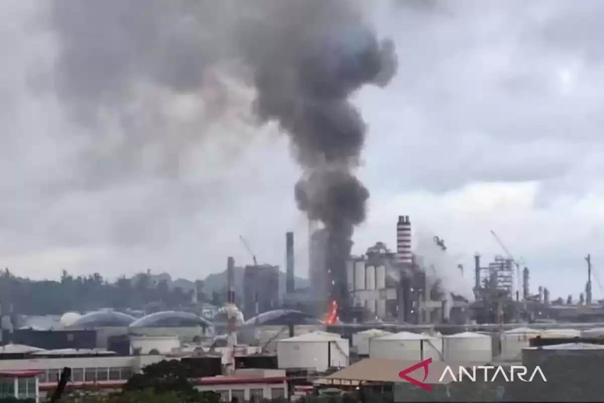Dari kejauhan api nampak masih berkobar di kawasan KPI unit Balikpapan, Kaltim (Foto: Antara)
