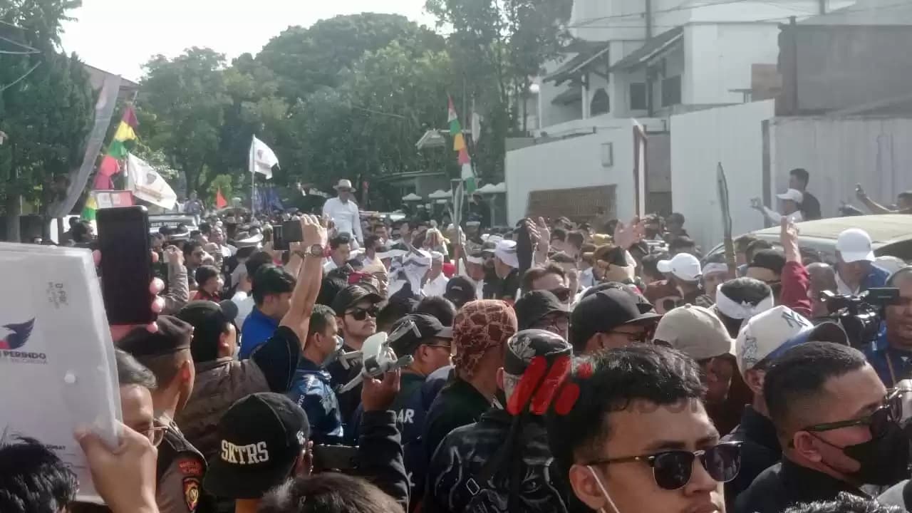 Datangi kantor KPU Jabar, Dedi Mulyadi dan Erwan Setiawan Naik Kereta Kencana