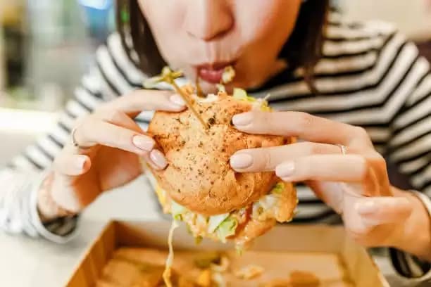 Jarang Diketahui! Ini Lho Manfaat Makan Langsung dengan Tangan