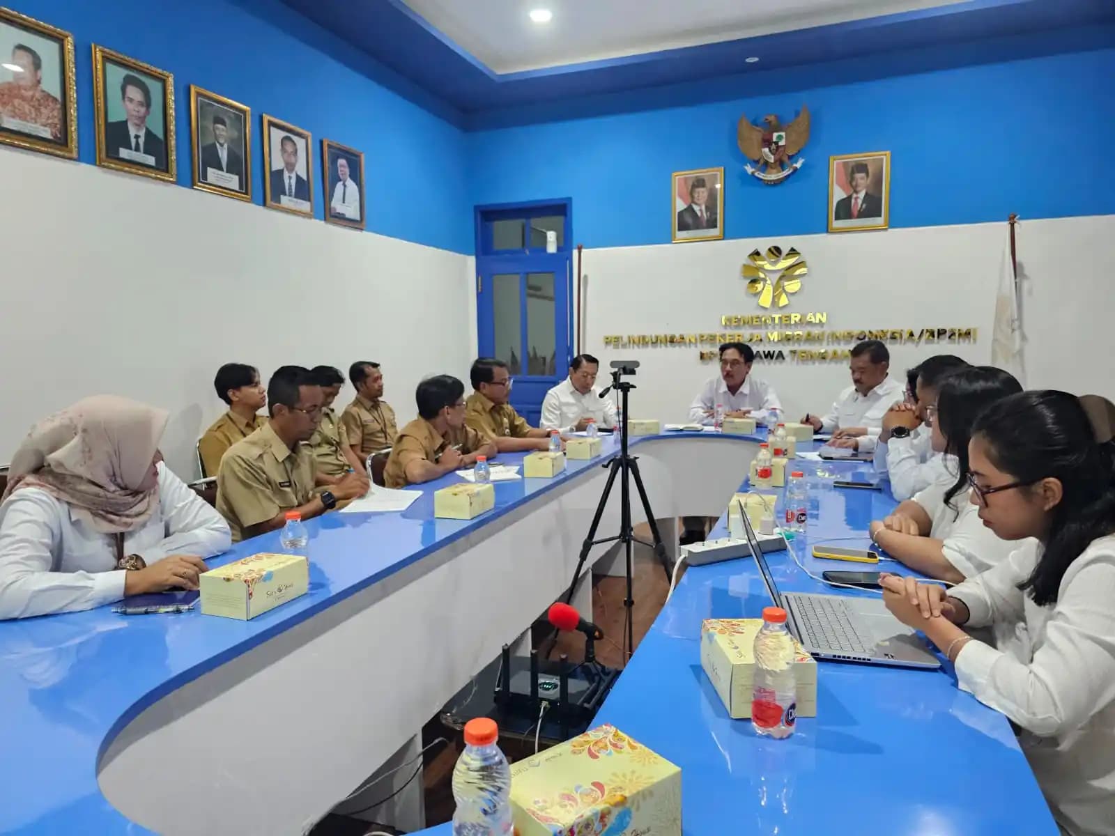 Direktur Jenderal Penempatan KemenP2MI Ahnas bersama pekerja migran asal Jawa Tengah. (Dok. KemenP2MI)