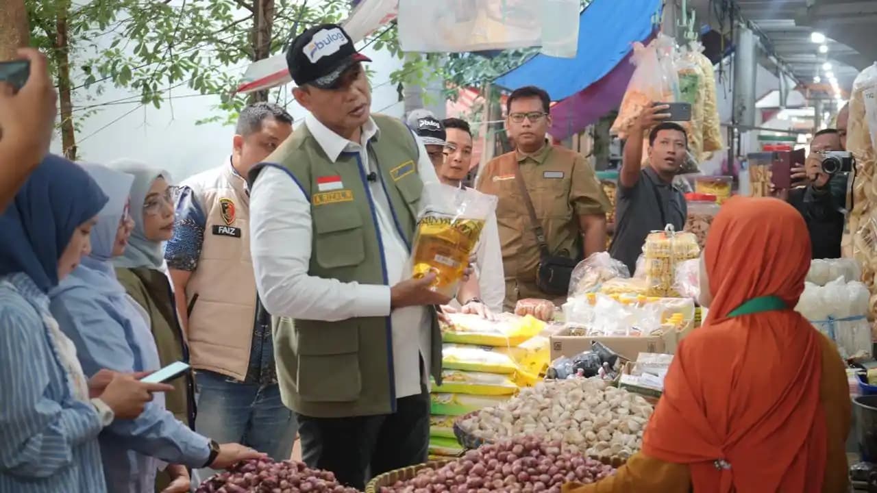 Direktur Utama Perum BULOG Letjen TNI (Purn) Ahmad Rizal Ramdhani saar sidak pasar. (Dok. MI)