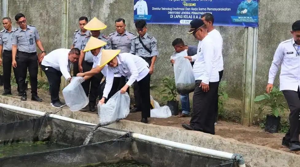 Dirtekforma Ditjenpas, Maulidi Hilal, bersama Kakanwil Jambi, Hidayat, saat melakukan panen raya budidaya ikan lele di Lapas Kelas IIA Jambi