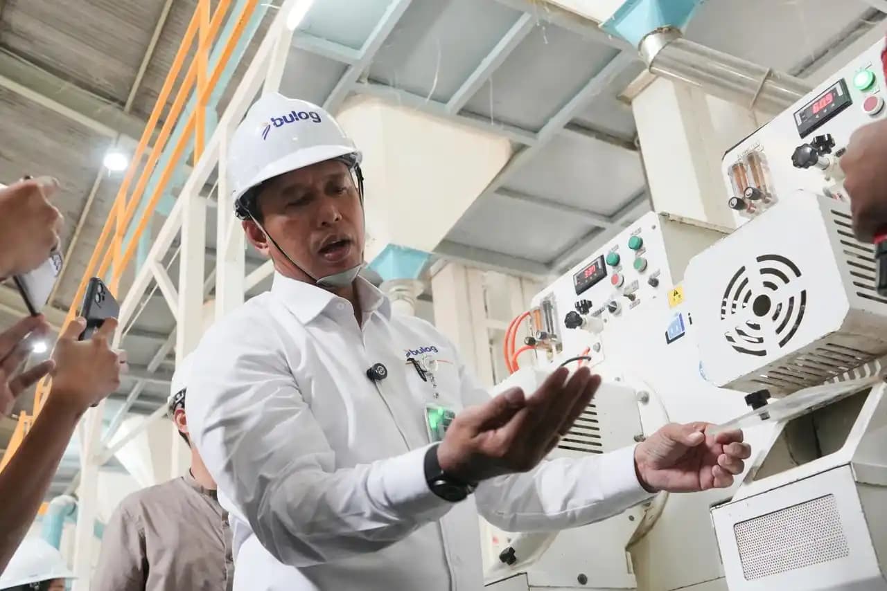 Dirut Perum BULOG, Ahmad Rizal Ramdhani saat ngecek Gudang dan Sentra Pengolahan Beras BULOG Sunter, Jakarta Utara. (Dok. MI)
