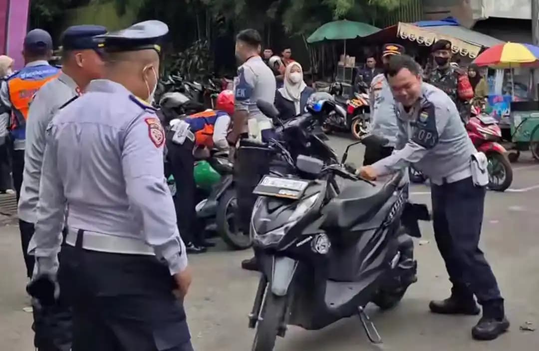 Dishub Kota Bandung bersama Satlantas Polrestabes Bandung dan TNI saat menggelar operasi gabungan di Jalan Jend Sudirman