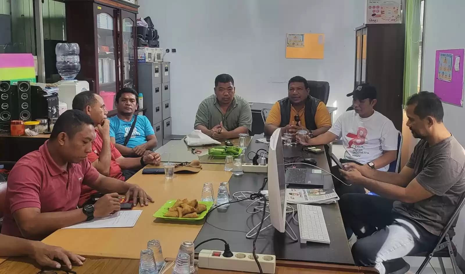 Diskusi antara Kepala Disnakertrans Maluku Utara, Marwan Polisiri dan sejumlah pegawai Bappeda Kota Tidore Kepulauan