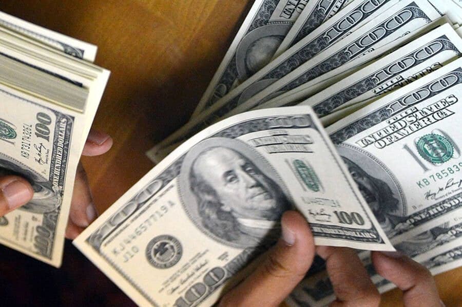 Dolar AS dan Euro Sama untuk Pertama Kalinya dalam Dua Dekade