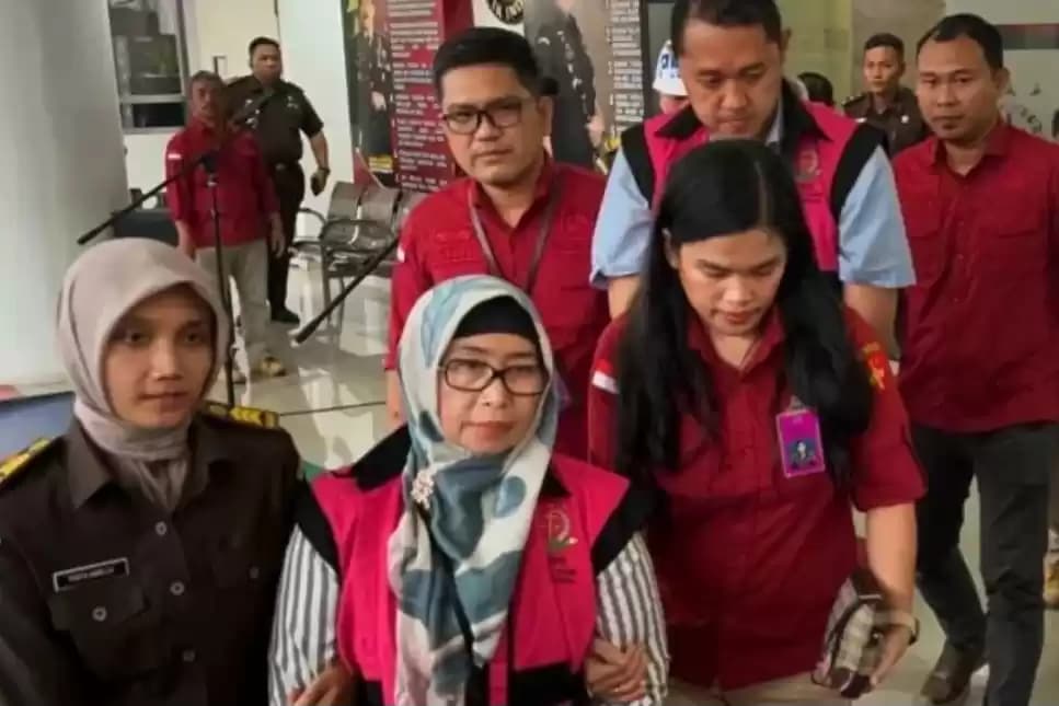 Dua dari empat tersangka korupsi tata niaga emas PT Antam menggunakan rompi tahanan keluar dari ruang pemeriksaan Kejaksaan Agung, Jakarta, Rabu (29/5/2024)