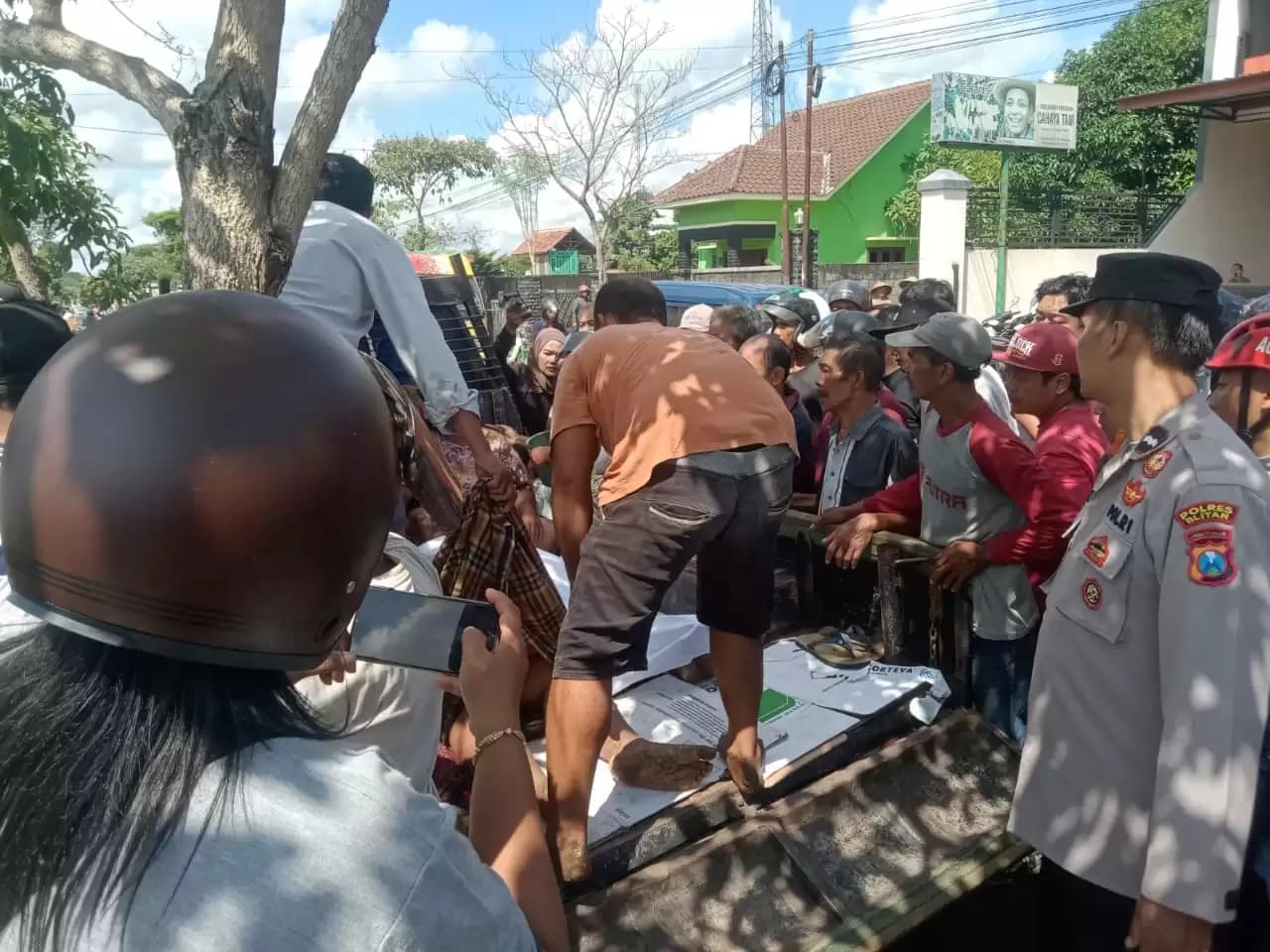 Dua Warga di Blitar Ditemukan Tewas, Diduga Keracunan Gas saat Mengairi Sawah
