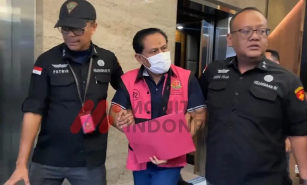 Eks Ketua PN Surabaya Rudi Suparmono mengenakan rompi tahanan (Foto: Dok MI/Aswan)