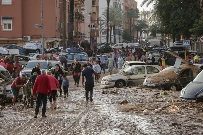 Sebuah jalan di Paiporta, Valencia, yang dilingkupi lumpur pada 30 Oktober 2024 (Foto: EPA)
