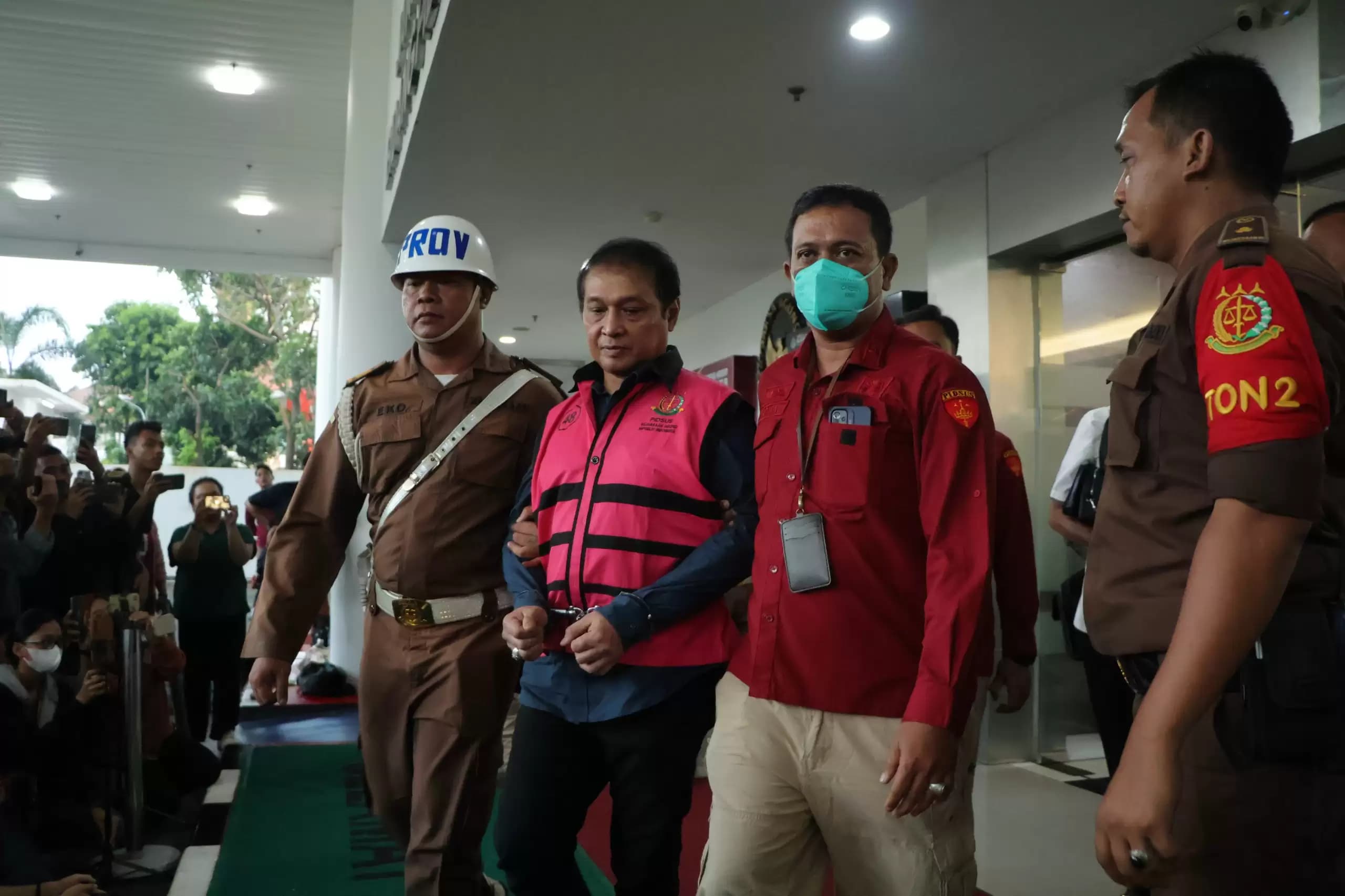 RR dijerat Pasal 2 Ayat (1) dan Pasal 3 jo. Pasal 18 UU Pemberantasan Tipikor jo Pasal 55 Ayat (1) ke-1 KUHP