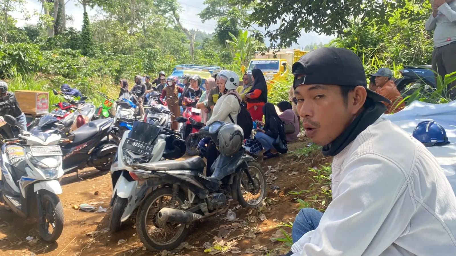 pengendra motor dan mobil menunggu buka tutup jalan