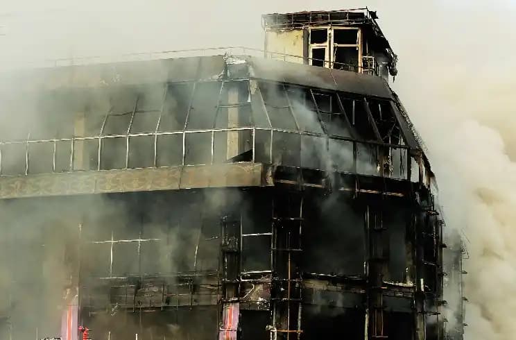 Ember Hoter Terbakar di Bangkok