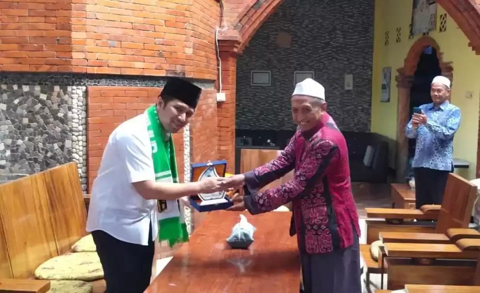 Emil Dardak Kunjungi Pesantren Al Azhaar Tulungagung, Minta Doa Restu untuk Pilgub Jatim 2024
