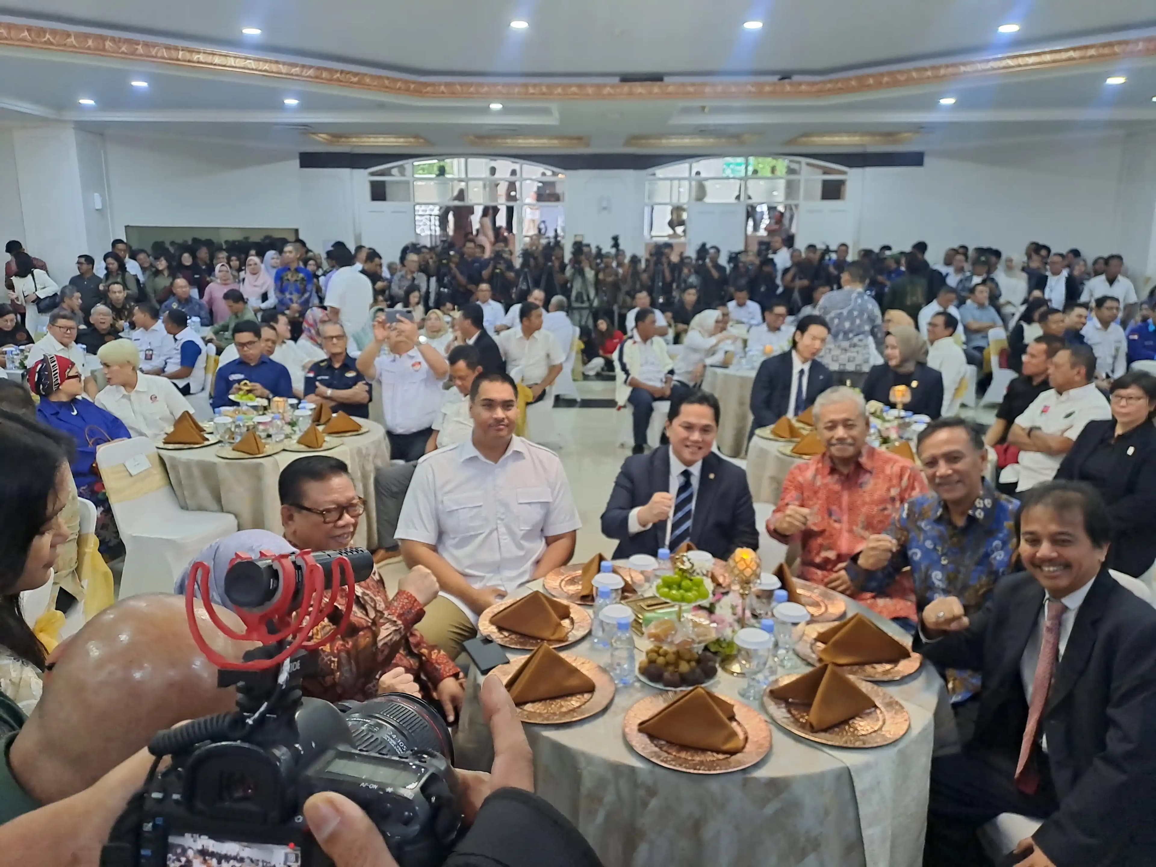 Erick Thohir dan Dito Ariotedjo berbincang sebelum sertijab. (Foto. Rizal Siregar)