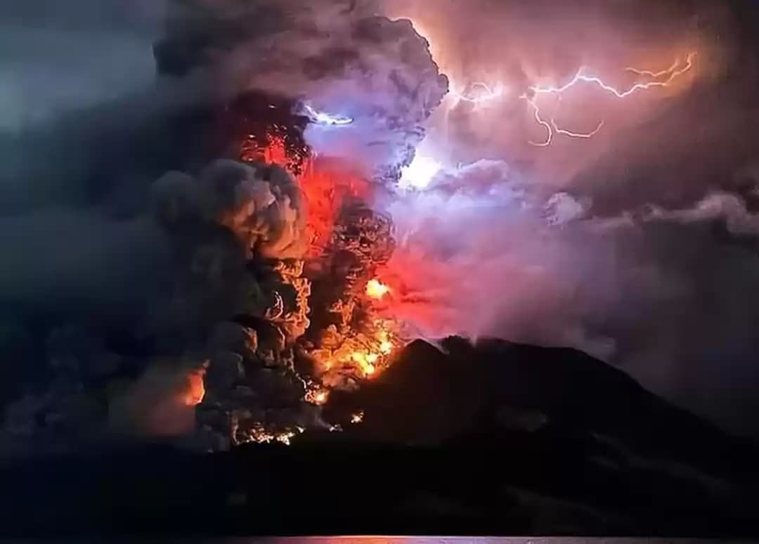Erupsi eksplosif Gunung Ruang di Kabupaten Sitaro, Sulawesi Utara (Foto: Repro/Ist)