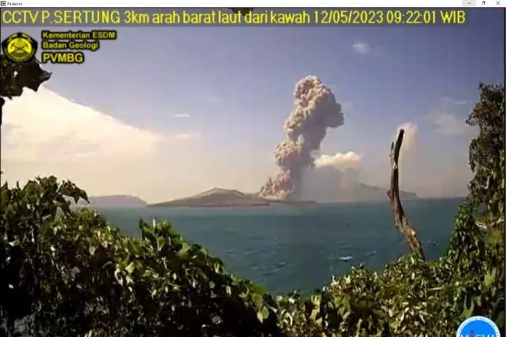 Gunung Anak Krakatau Erupsi Lagi, Lontarkan Abu Setinggi 2,5 Km
