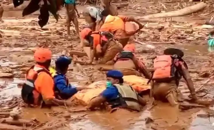 Evakuasi Korban Banjir di Sumatra