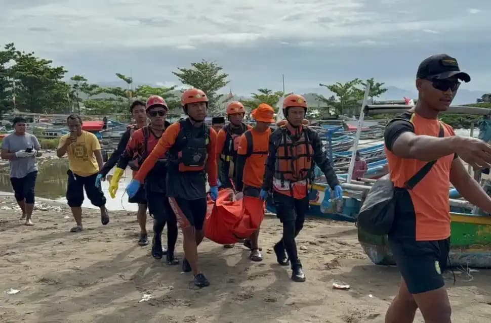 Evakuasi Korban Terseret Ombak Pantai Sunset Cisolok oleh Tim Sar Gabungan