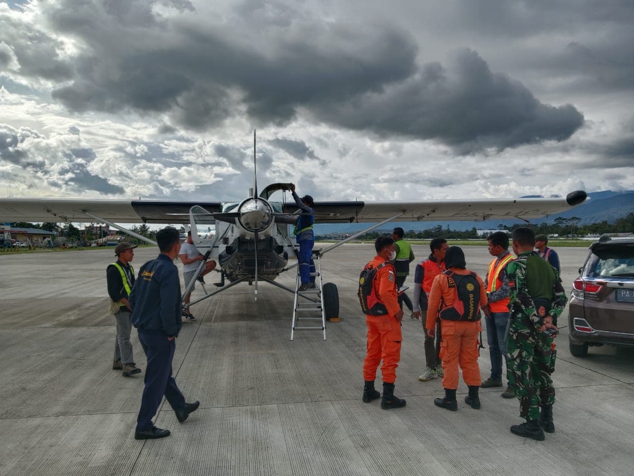 TNI Bantu Evakuasi Korban Kecelakaan Pesawat Semuwa Air di Papua