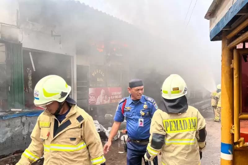 18 Kios di Pasar Angke Tambora Dilahap Si Jago Merah