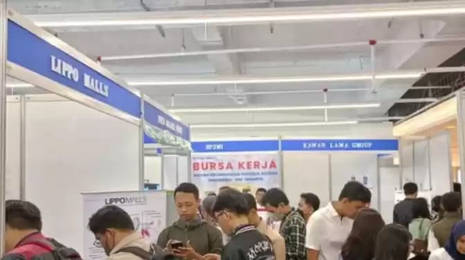 Foto Antrean warga saat hari pertama pembukaan bursa kerja