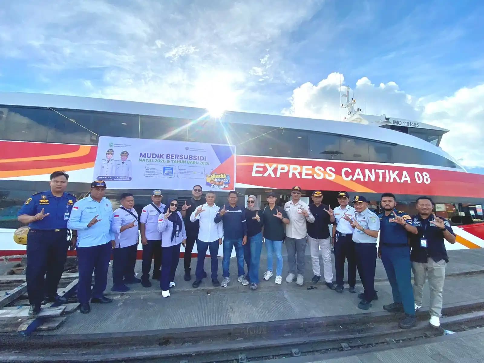 Foto bersama Plt Kadishub Dedy Kotambunan dan tim Dishub di Pelabuhan A. Yani