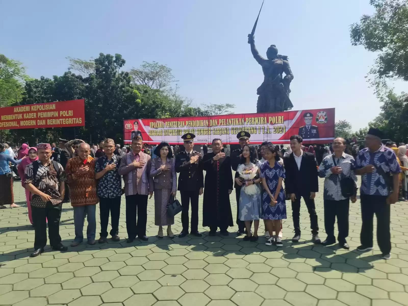 Foto bersama usai acara pelantikan 100 Perwira Polri dari Sekolah Inspektur Polisi Sumber Sarjana (SIPSS) Gelombang I Tahun Anggaran 2024 (Foto: Dok MI)