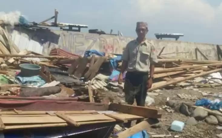 Foto BPBD Mukomuko meninjau bangunan warung atau kios yang rusak