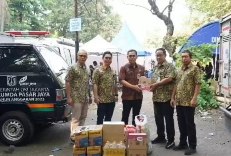 Foto Dirut Perumda Pasar Jaya, Agus Himawan Widiyanto, memberi bantuan berupa Sembako