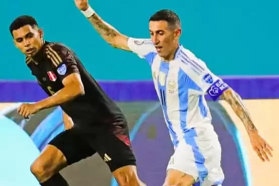 Foto Gelandang Argentina Angel Di Maria berusaha untuk melewati bek Peru German Pezzella