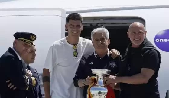 Foto Kapten tim nasional Spanyol, Alvaro Morata bersama dengan Presiden RFEF, Pedro Rocha