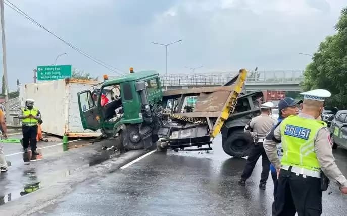 Foto Kecelakaan Truk Kontainer di Tol JOR Cakung