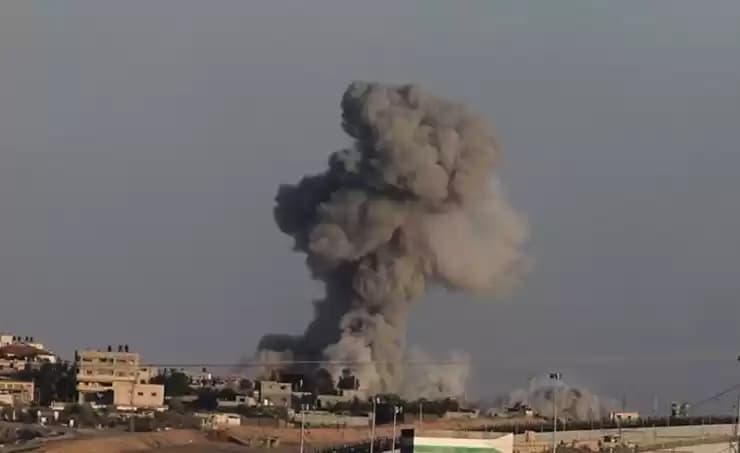 Foto Kepulan asap tampak membubung menyusul serangan Israel di Kota Rafah