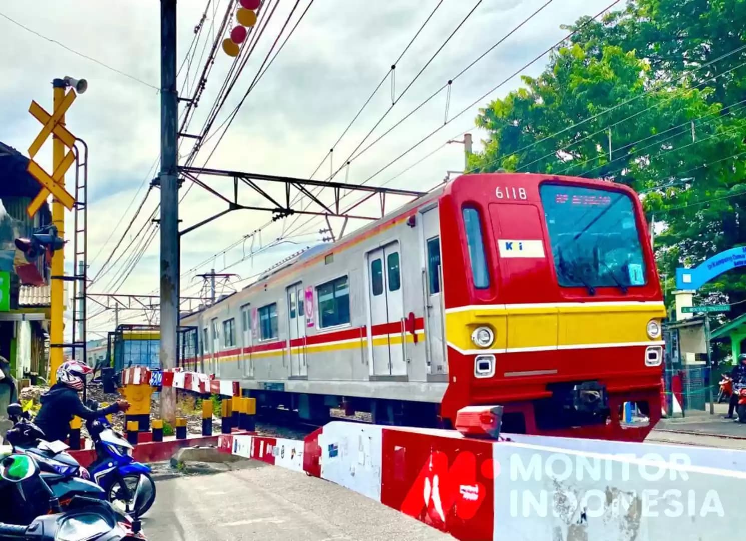 Foto Kereta Comuter Line