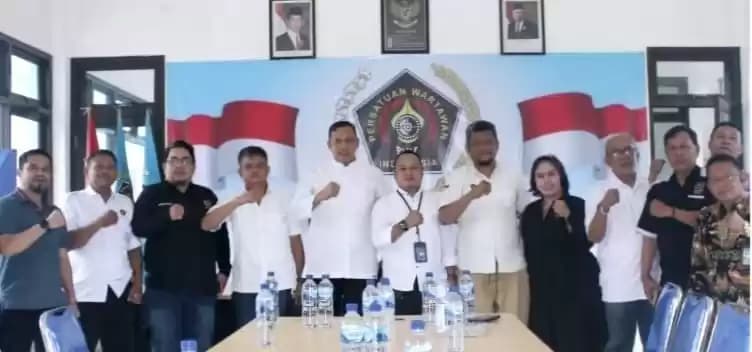 Foto Ketua DPC PDIP Kota Bekasi, Tri Adhianto Bersilaturahmi dengan PWI Bekasi Raya