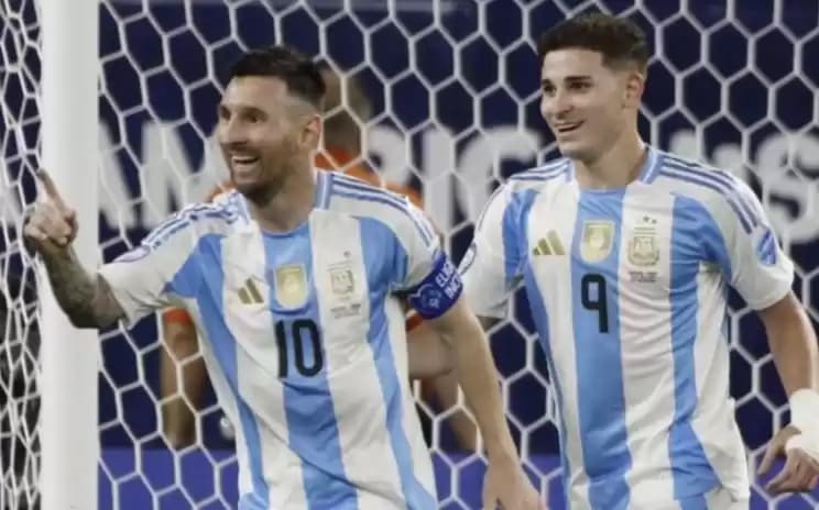Foto Lionel Messi dan Alvarez