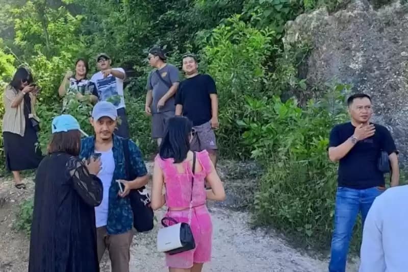 Foto oknum KPU, PPK dan PPS Kota Bekasi yang liburan ke Bali bersama dengan ketua salah satu partai politik peserta pemilu (Foto: Ist)