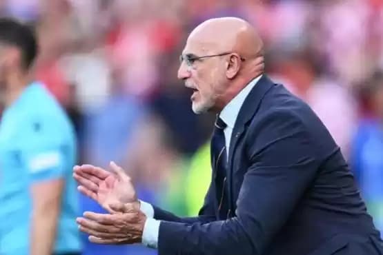 Foto Pelatih kepala Spanyol Luis de La Fuente