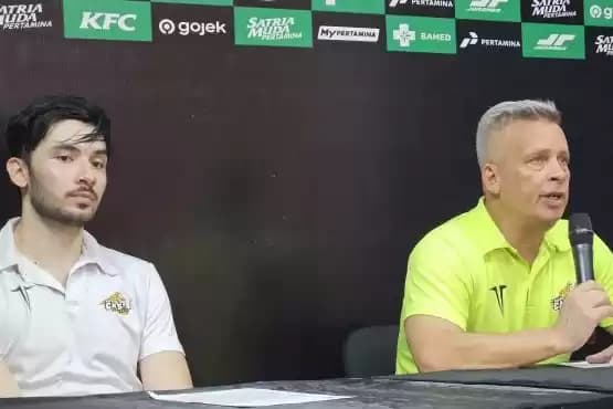 Foto Pelatih Pacific Caesar Surabaya Jhon Todd Purves