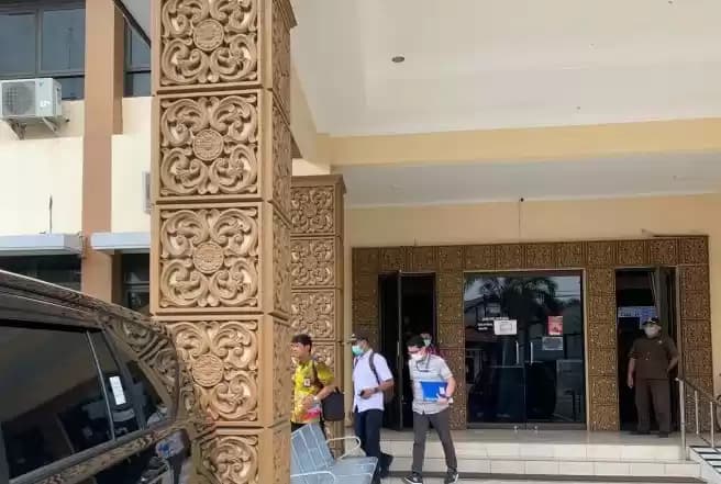 Foto Penyidik KPK keluar dari Kantor Disdukcapil