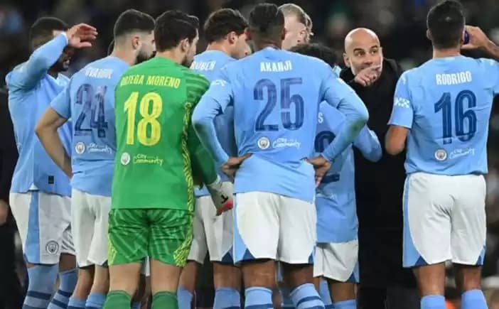 Foto Pep Guardiola memberikan instruksi pada pemain Manchester City