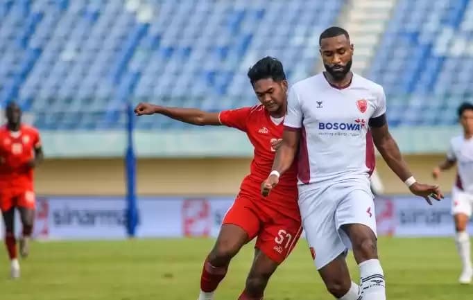 Foto Pesepak bola Borneo FC Tegar Islami berebut bola dengan pesepak bola PSM Makassar Yuran Fernandes