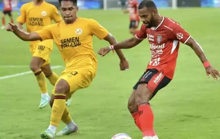 Foto pesepak bola Semen Padang Dodi Alekvan Djin