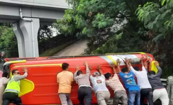 Foto Petugas Evakuasi Mobil Kecelakaan di Tol Tangerang-Merak