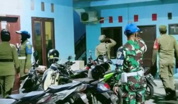 Foto Petugas gabungan saat razia kos-kosan mesum di Karawang