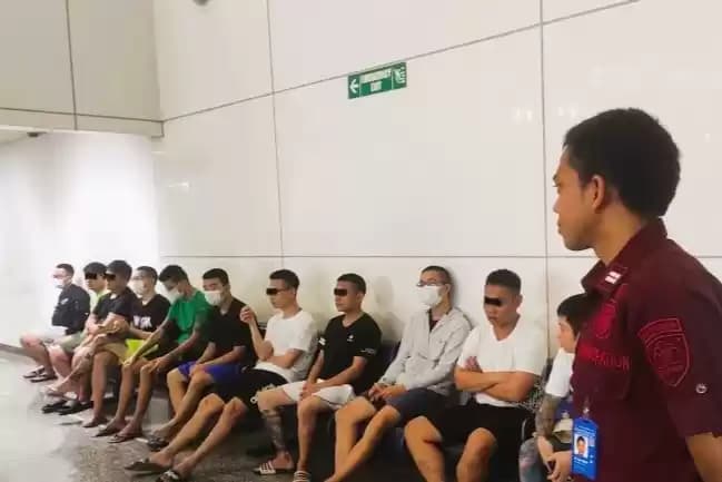 Foto Petugas Imigrasi Denpasar mengawasi warga Taiwan untuk dideportasi