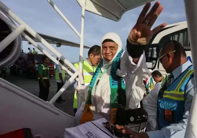 Foto Petugas membantu jamaah haji lansia