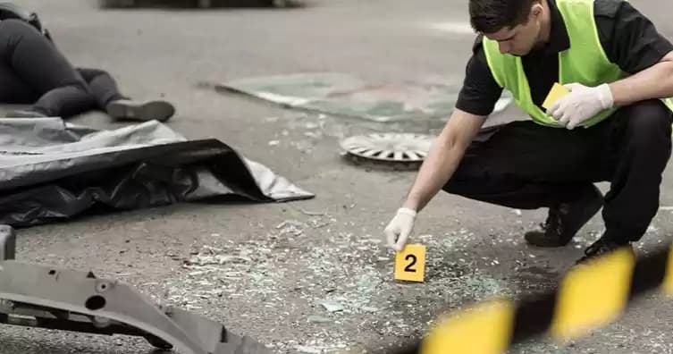 Foto Petugas polisi sedang menginvestigasi di area kecelakaan