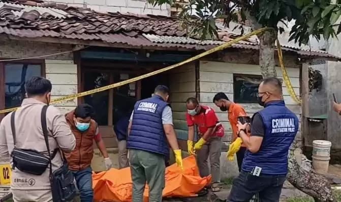 Foto Petugas Polres Cianjur, Jawa Barat, membawa jasad korban perempuan yang membusuk di dalam rumah